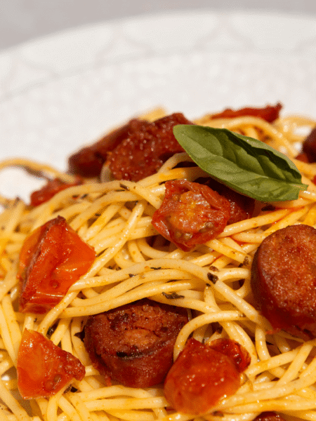 Spaghetti à la Crème de Poivron, Chorizo & Crevettes - freepik