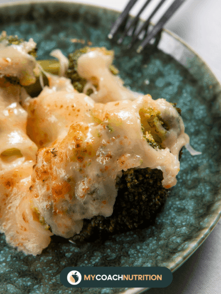 Chou-Fleur Rôti Harissa-Miel & Sauce Yaourt-Tahini - freepik