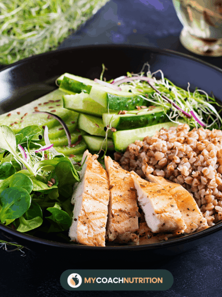 Bowl printanier au poulet, petits pois & sauce yaourt aux herbes - timolina