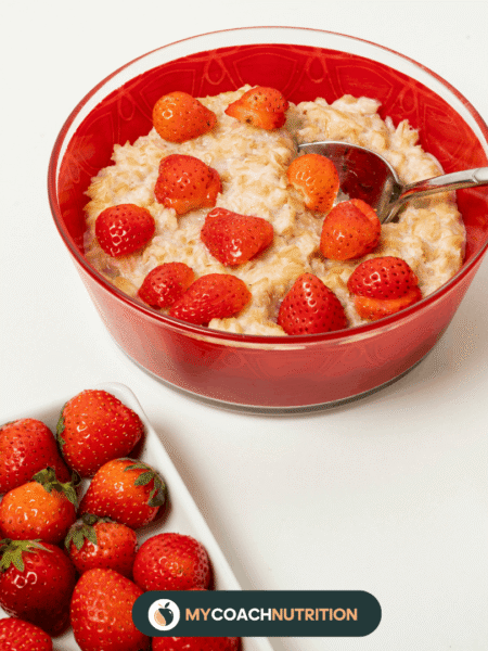 Porridge fraise & rhubarbe - freepik