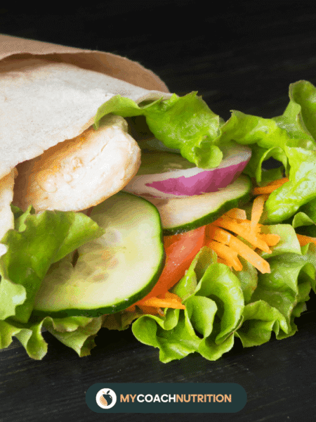Wrap poulet, concombre, radis & sauce skyr aux herbes - freepik