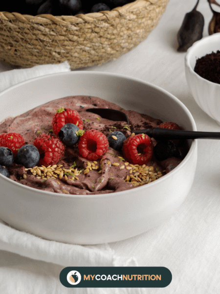 Bowl skyr, cerises, cacao & granola maison - freepik