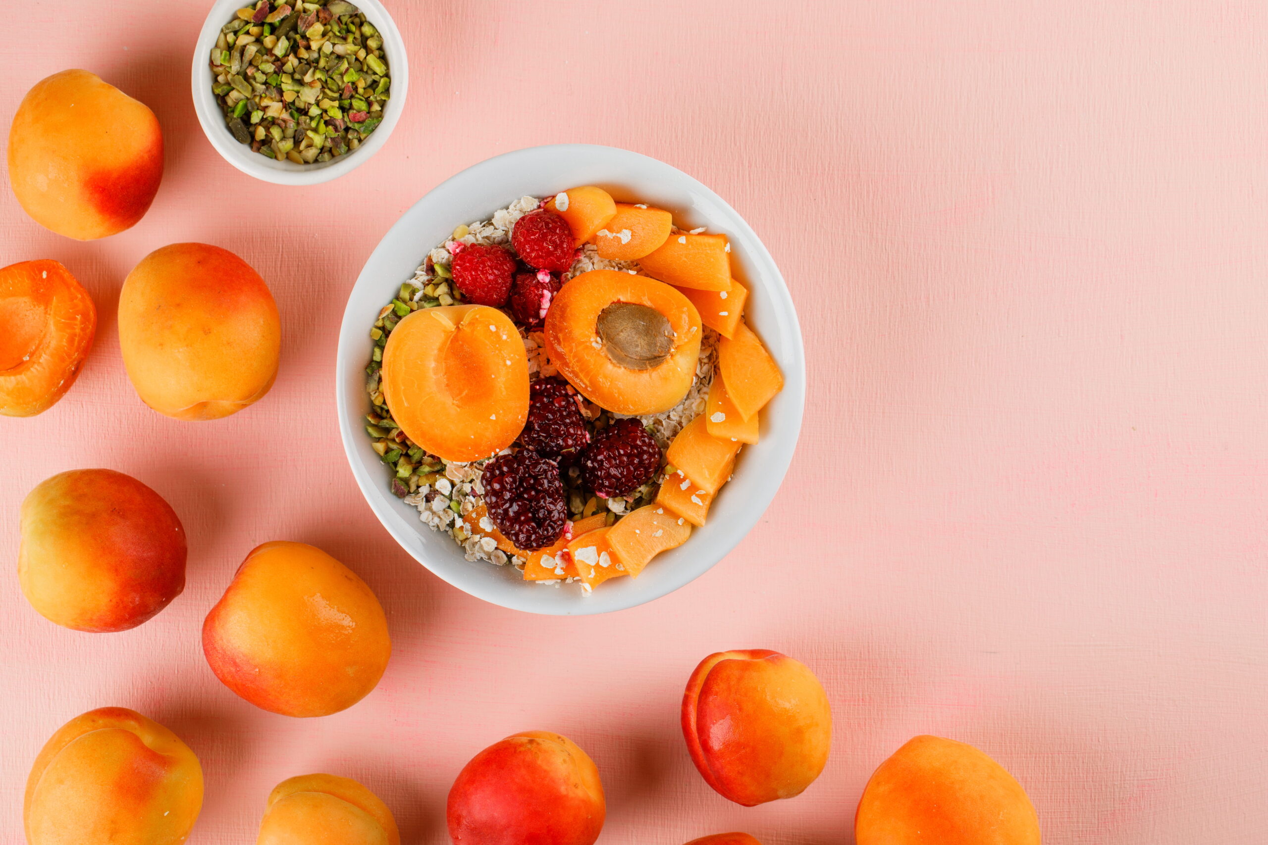 Bol d’avoine aux abricots, fruits rouges et pistaches