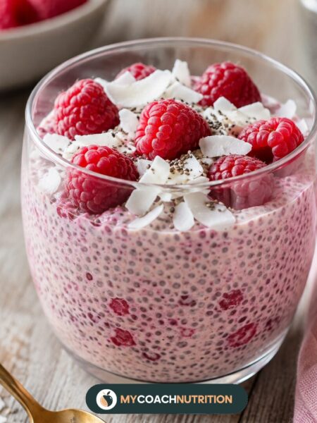 Chia pudding à la framboise, lait d’avoine & copeaux de coco