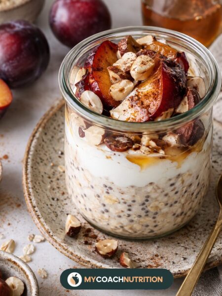 Overnight oats aux prunes rôties, yaourt grec et noisettes
