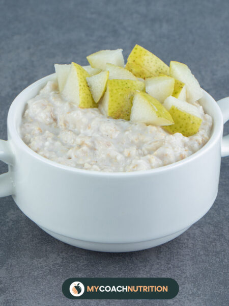 Crème de riz au lait, poire rôtie et éclats de noisettes