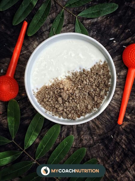Fromage blanc fouetté au kaki, granola croustillant et graines de chanvre